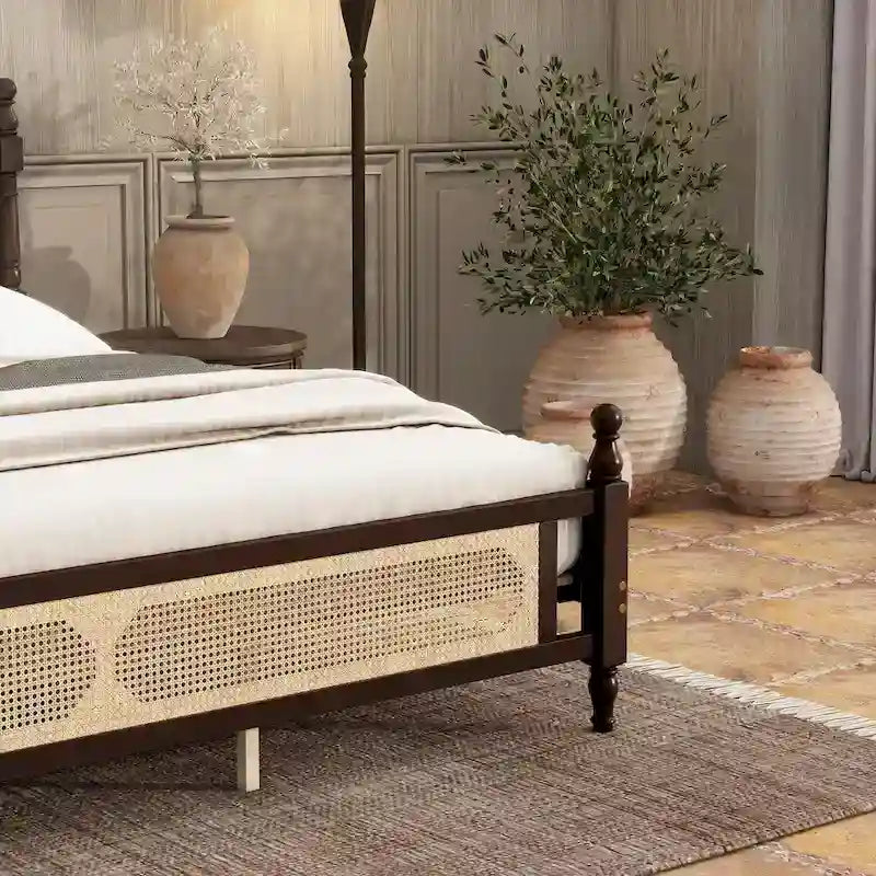 Lit en bois avec tête de lit et pied de lit en rotin, lit plateforme King size à profil bas avec plateforme de lit centrale améliorée
