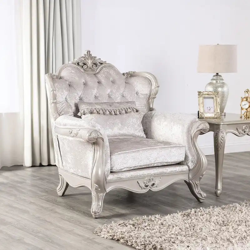 Fauteuil traditionnel avec dossier capitonné et coussin décoratif