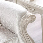 Fauteuil traditionnel avec dossier capitonné et coussin décoratif
