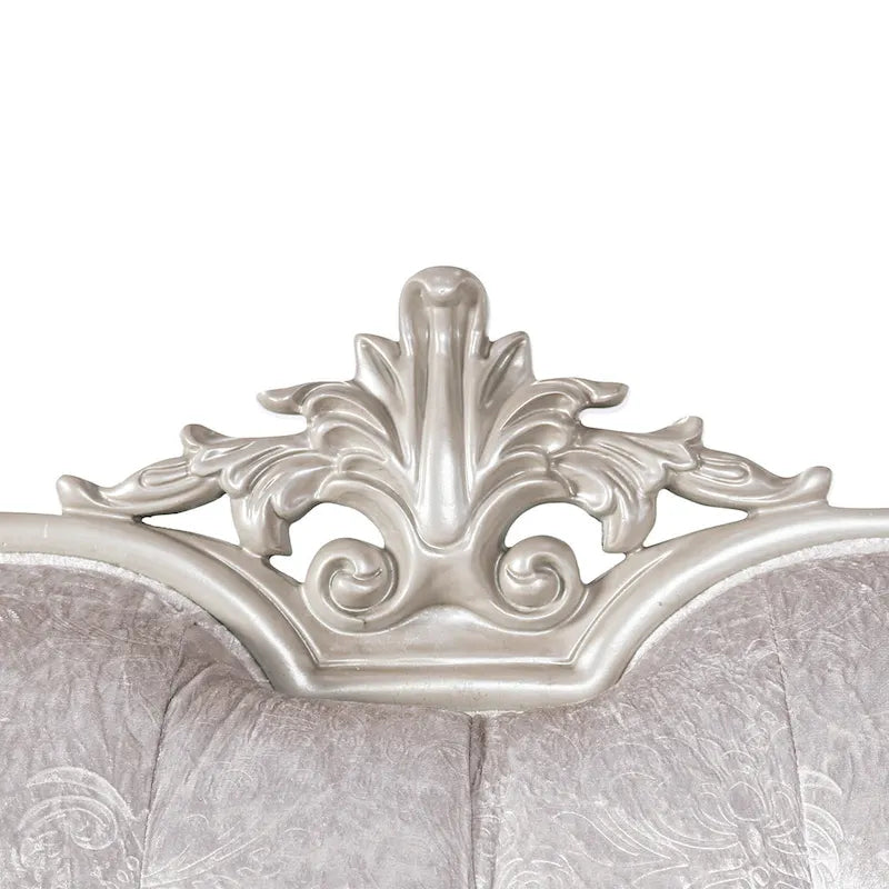 Fauteuil traditionnel avec dossier capitonné et coussin décoratif
