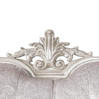 Fauteuil traditionnel avec dossier capitonné et coussin décoratif