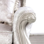 Fauteuil traditionnel avec dossier capitonné et coussin décoratif