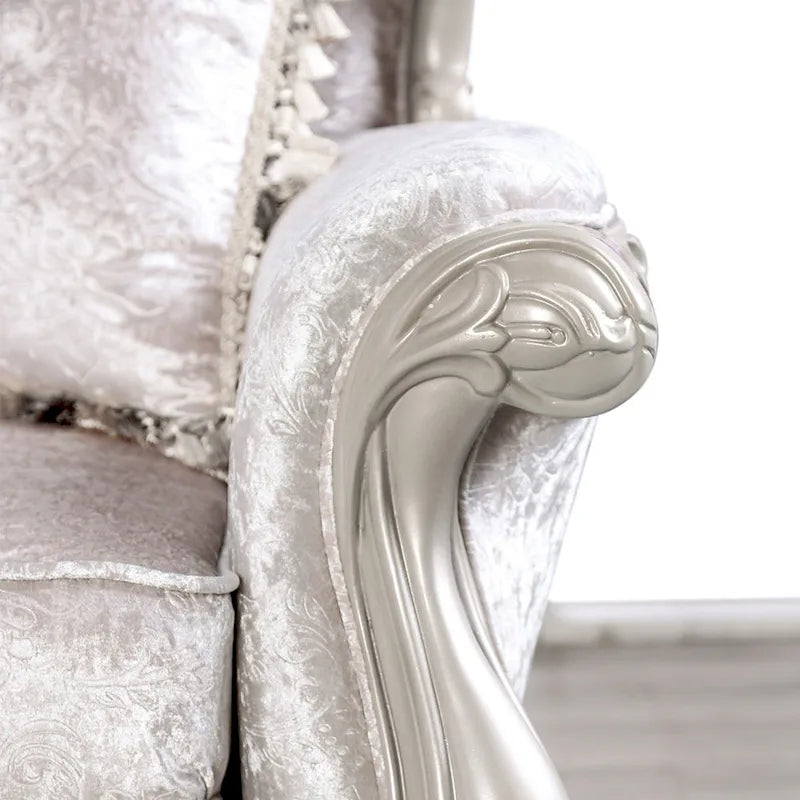 Fauteuil traditionnel avec dossier capitonné et coussin décoratif