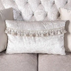 Fauteuil traditionnel avec dossier capitonné et coussin décoratif