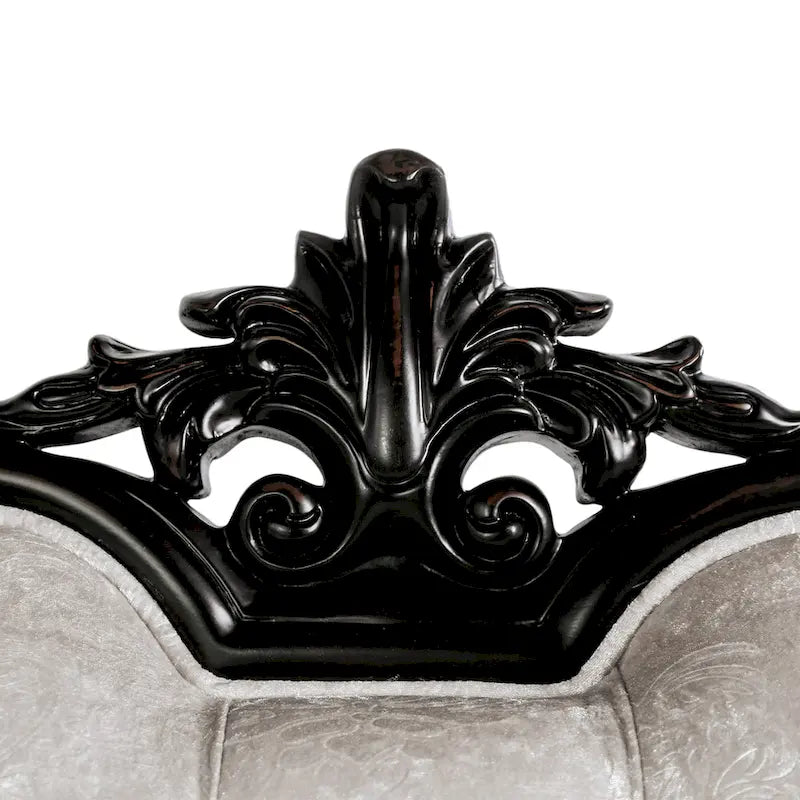 Fauteuil traditionnel avec dossier capitonné et coussin décoratif