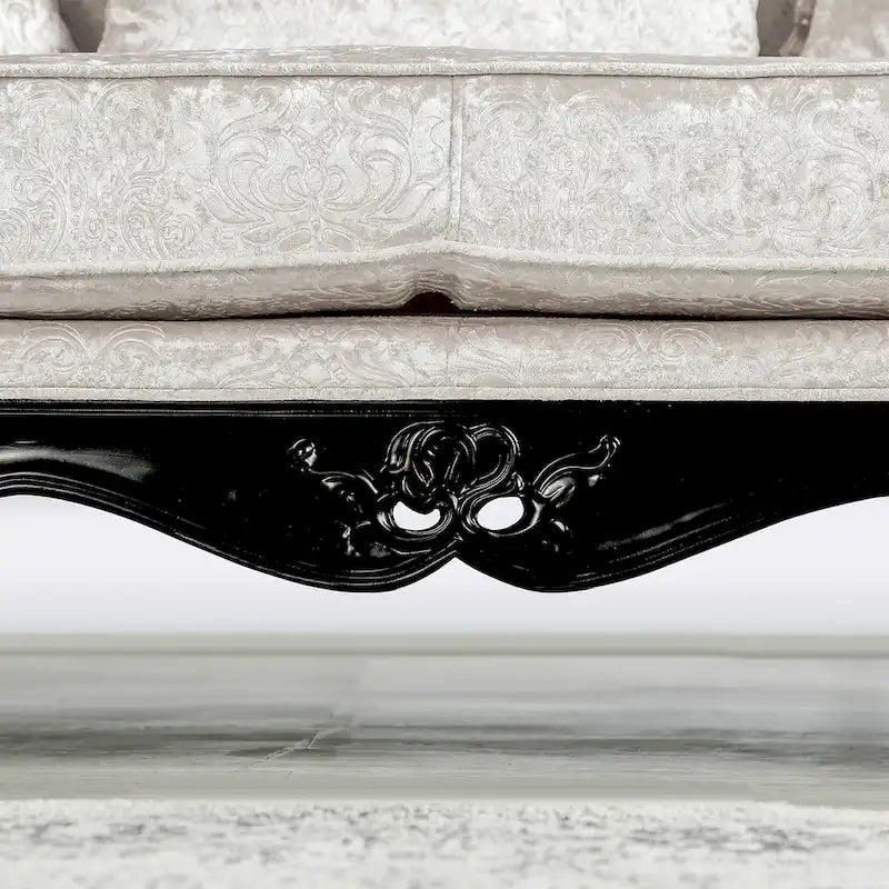 Fauteuil traditionnel avec dossier capitonné et coussin décoratif
