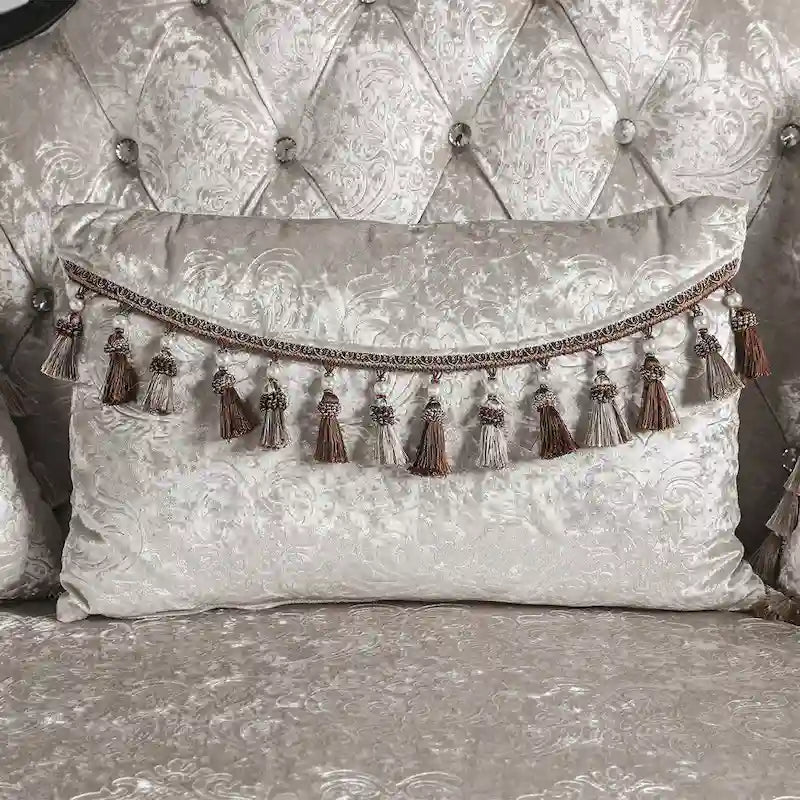 Fauteuil traditionnel avec dossier capitonné et coussin décoratif