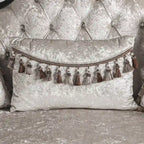 Fauteuil traditionnel avec dossier capitonné et coussin décoratif
