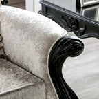 Fauteuil traditionnel avec dossier capitonné et coussin décoratif