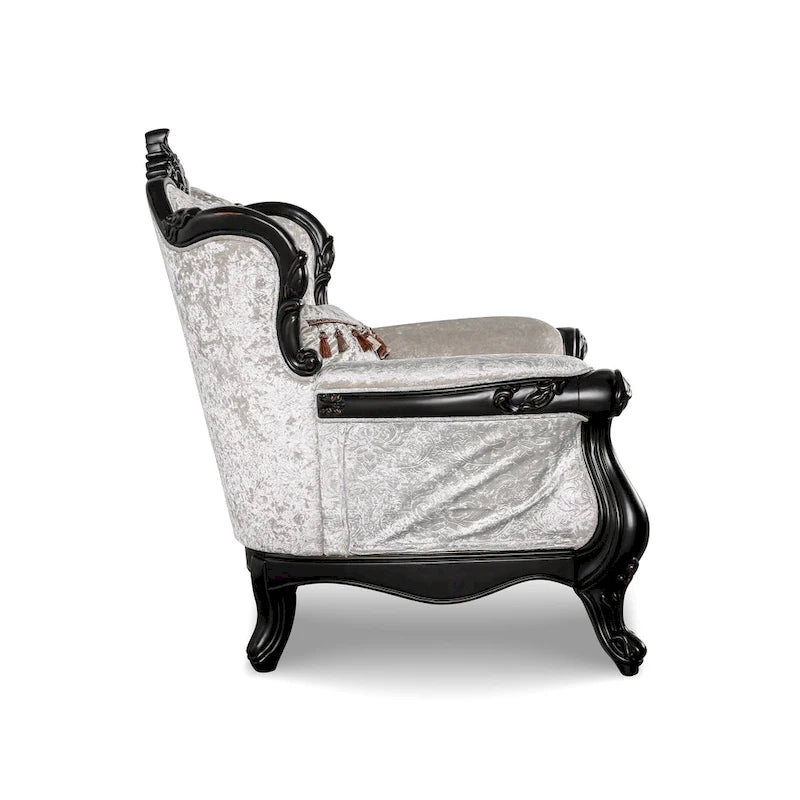 Fauteuil traditionnel avec dossier capitonné et coussin décoratif