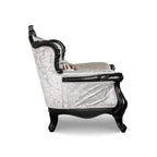 Fauteuil traditionnel avec dossier capitonné et coussin décoratif